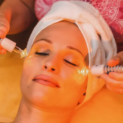 akari farblaser bergkristal 2 Naturkosmetik kaufen, Behandlungen buchen Die Kraft des Lichts – 21 heilende Farben für Haut und Seele