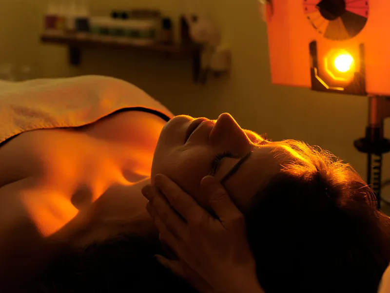 happy aging Naturkosmetik kaufen, Behandlungen buchen Mit Farblicht und Farbklang in Balance