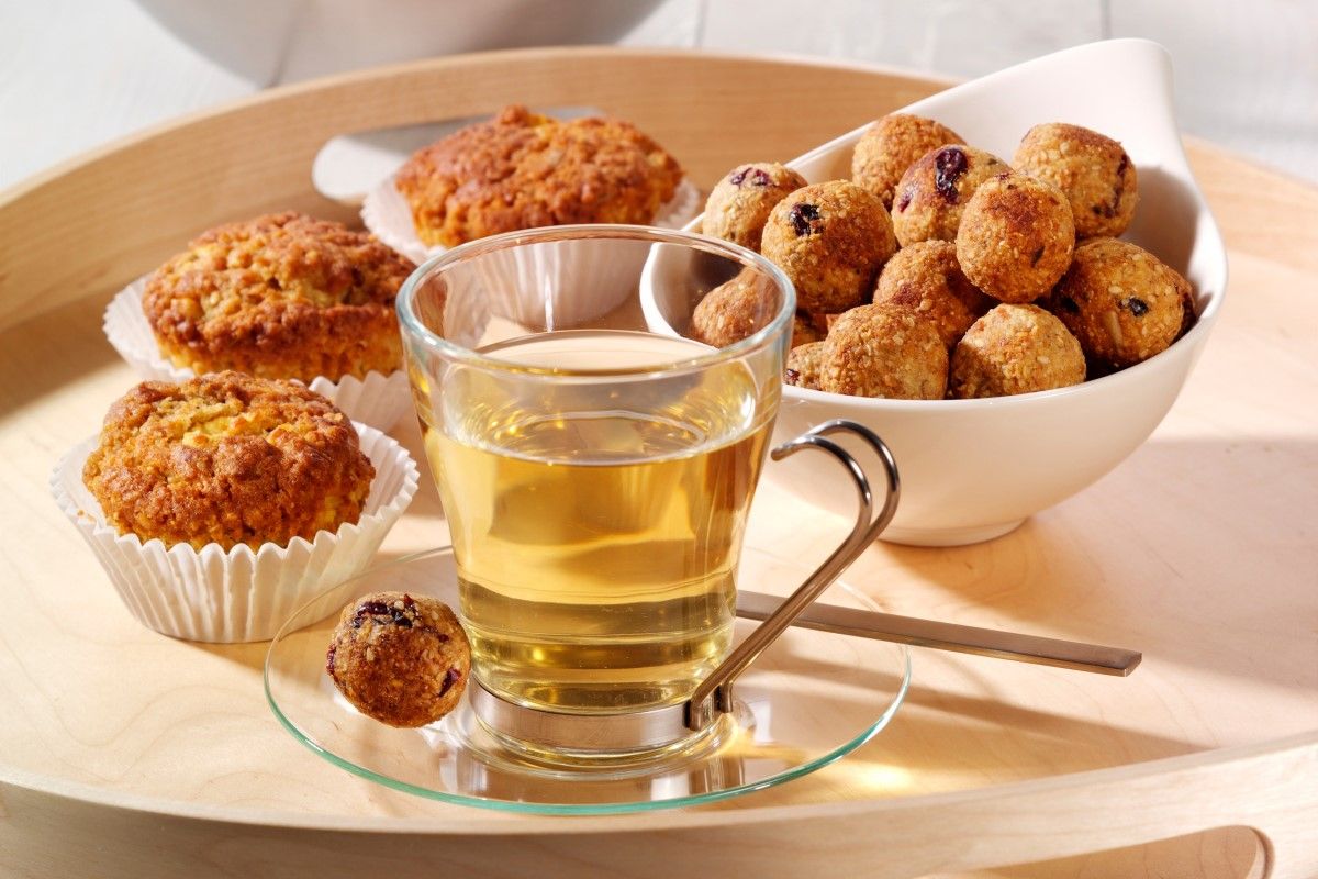 morgenstund_rezept_gebaeck_auf_tablett_mit_tee_web