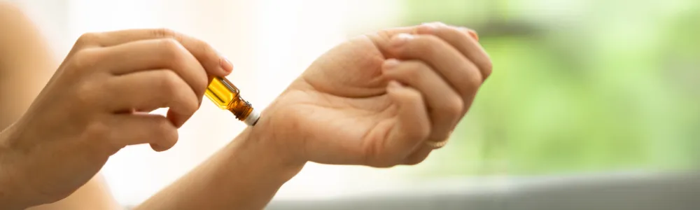 roll on Naturkosmetik kaufen, Behandlungen buchen Frischekick im Sommer: Warum ätherische Öle von Akari